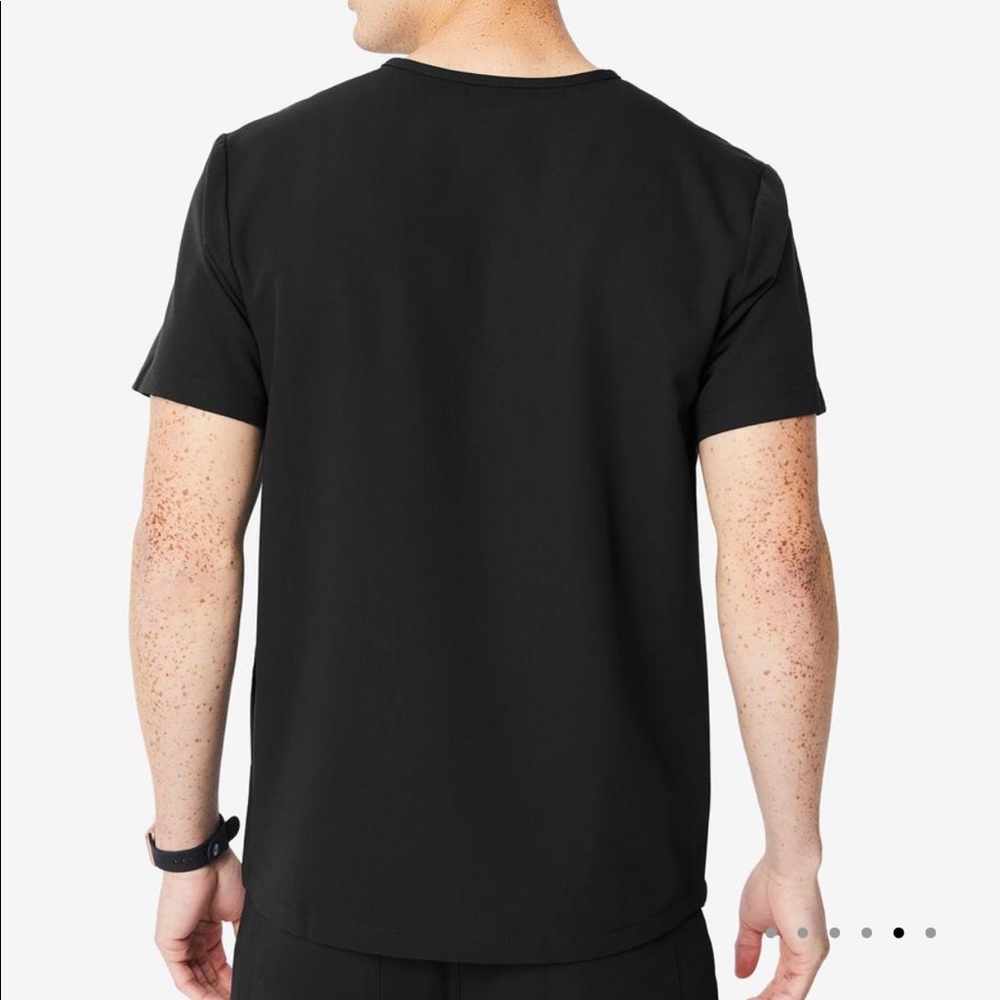 Figs Chisec Three Pocket Scrub Top (men’s size M)